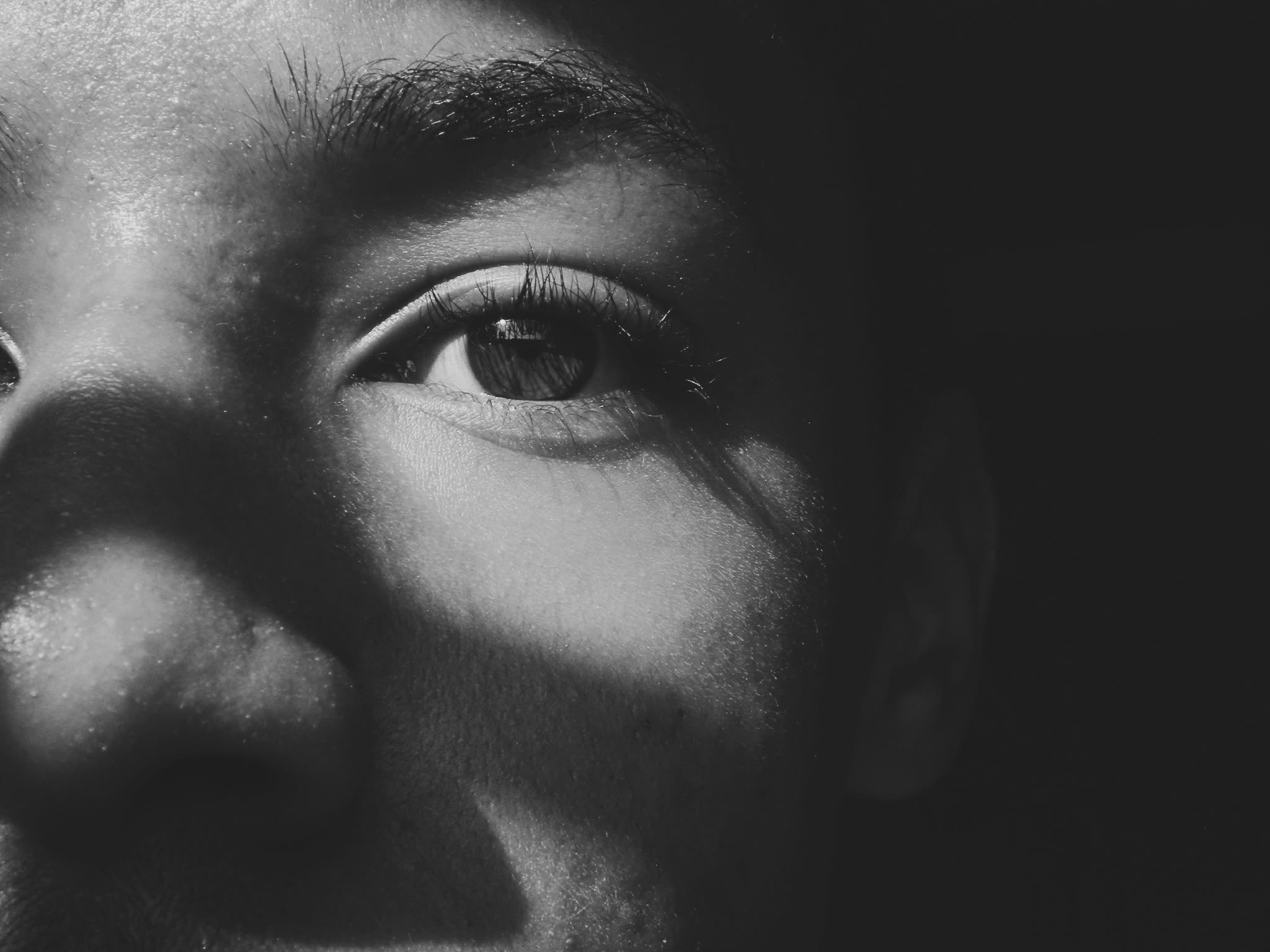 Retrato en blanco y negro, primer plano de un rostro