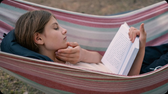 Leyendo en una amaca